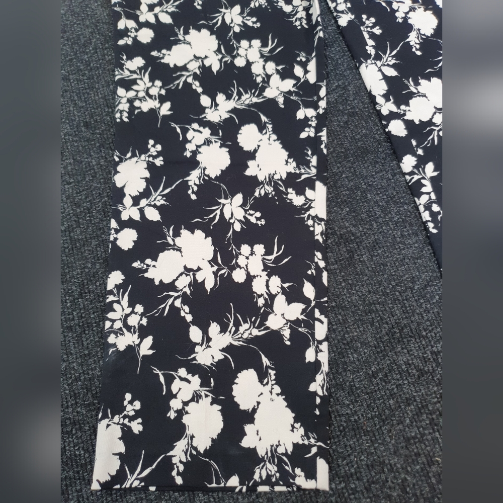 BNWT Ladies OASIS 98% Cotton Black / Cream Floral Trousers Size UK 16 - Picture 2 of 5